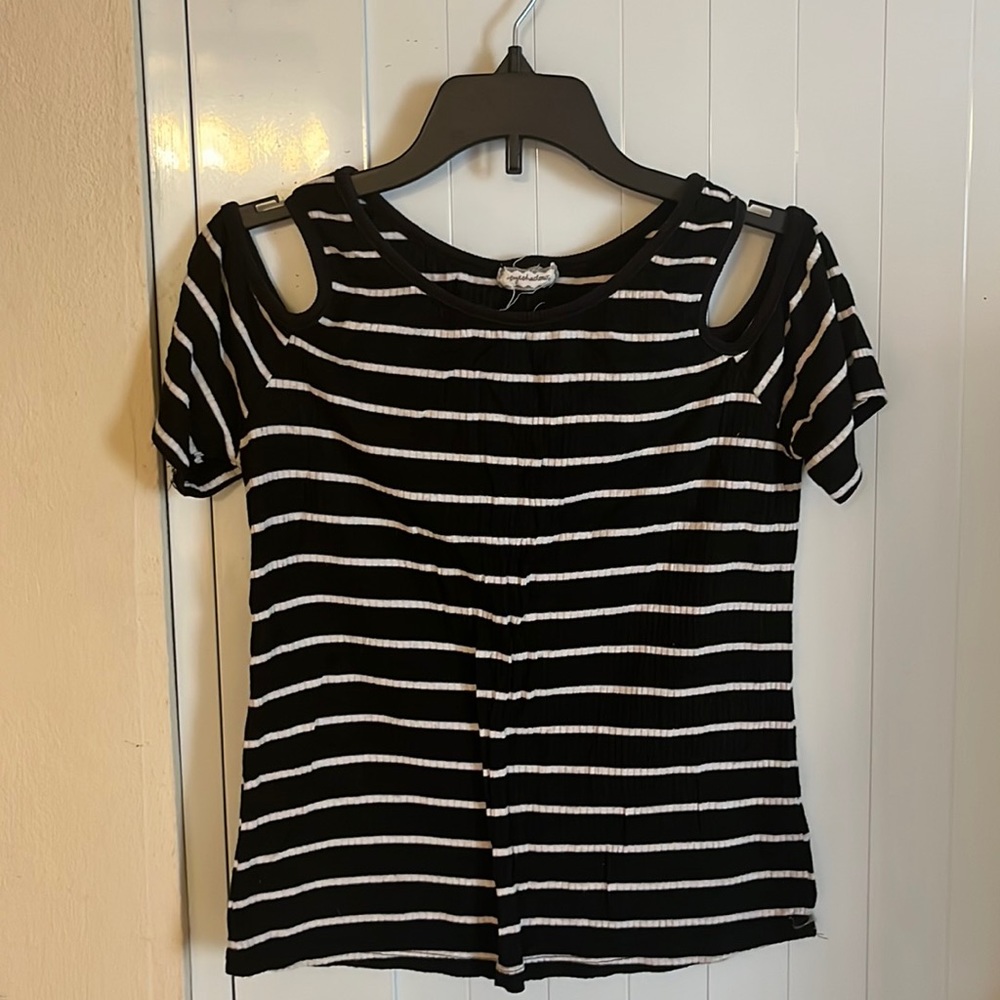 Black and white eyeshadow shirt